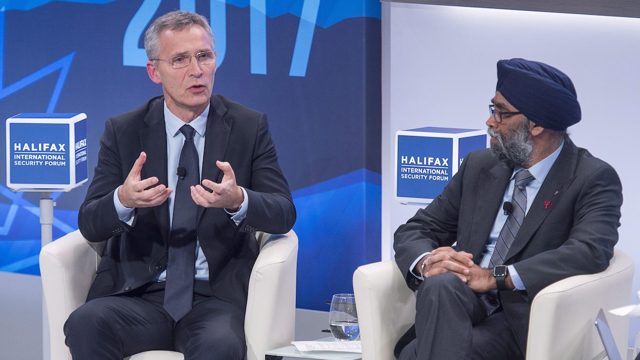 Le secrétaire général de l'OTAN, Jens Stoltenberg, à gauche, et le ministre canadien de la Défense, Harjit Sajjan. Le secrétaire général de l'OTAN, Jens Stoltenberg, à gauche, et le ministre canadien de la Défense, Harjit Sajjan.