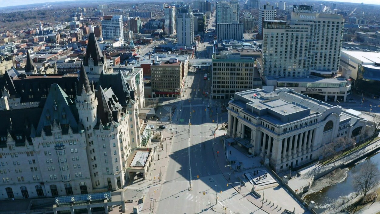 Une vue aérienne du Château Laurier et de la rue Rideau.