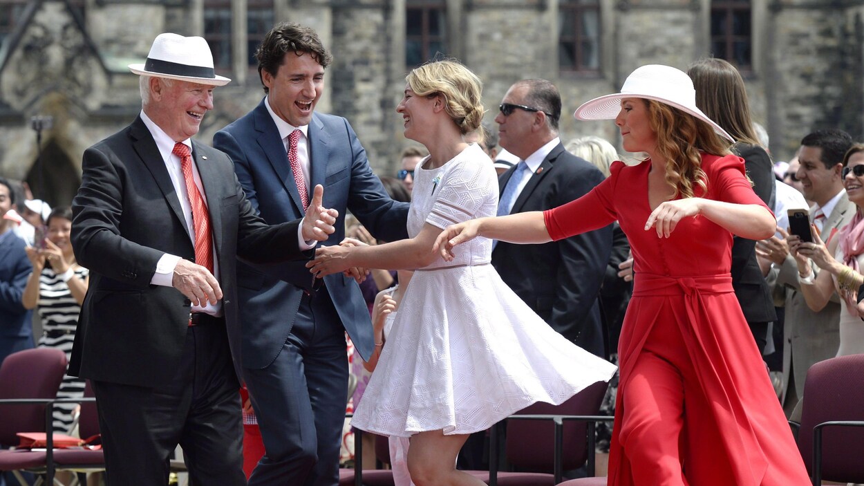 L'ex gouverneur général David Johnston, le premier ministre Justin Trudeau, la ministre Mélanie Joly et Sophie Grégoire dansent lors de la fête du Canada. L'ex gouverneur général David Johnston, le premier ministre Justin Trudeau, la ministre Mélanie Joly et Sophie Grégoire dansent lors de la fête du Canada.