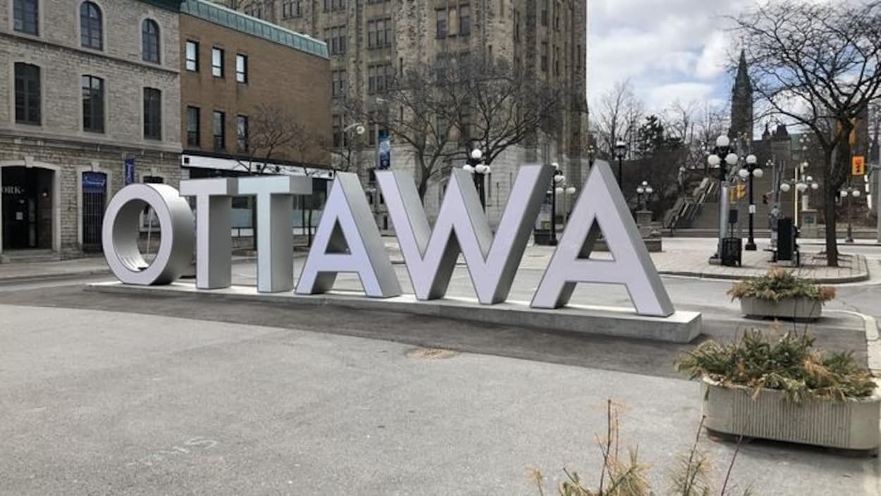 Le signe géant « Ottawa », qui se situe dans le marché By. Derrière, les rues sont vides.