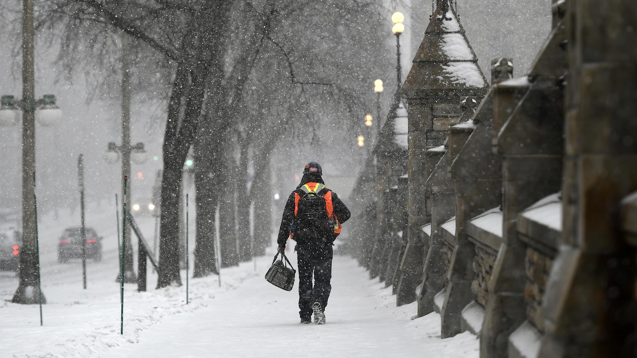 il tombe de la neige la nuit