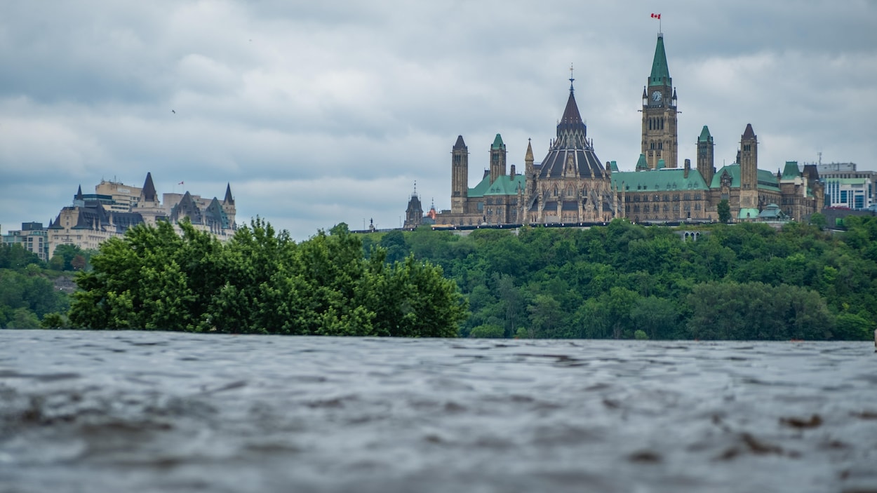 Le Parlement d'Ottawa vu du niveau de la rivière des Outaouais à Gatineau.