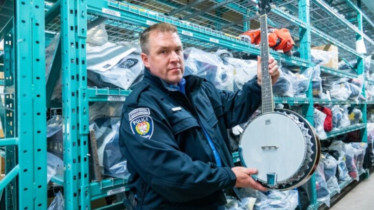 Un employé du Service de police d'Ottawa montre un banjo.