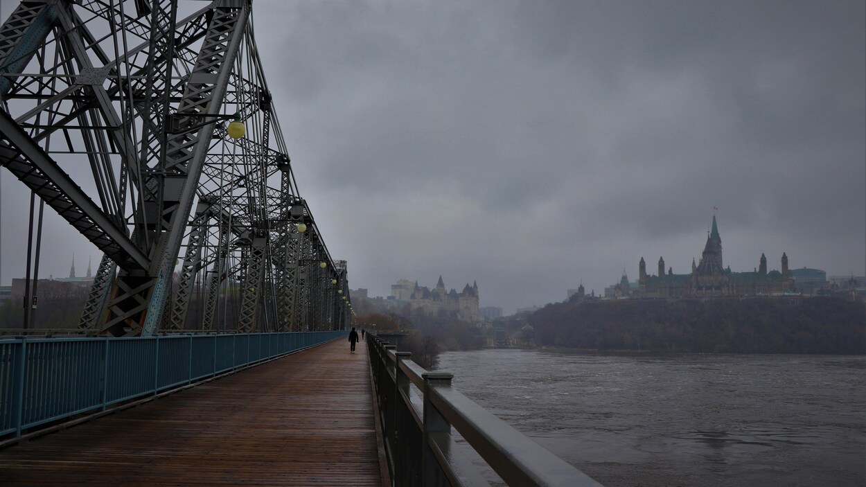 Le parlement du Canada vu depuis le pont.