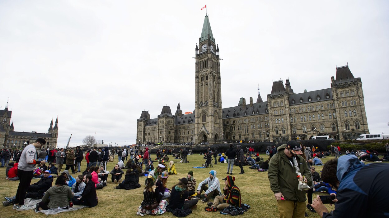 Des manifestants fument du cannabis sur la Colline du Parlement en participant au rassemblement annuel 4-20 à Ottawa, le samedi 20 avril 2019.