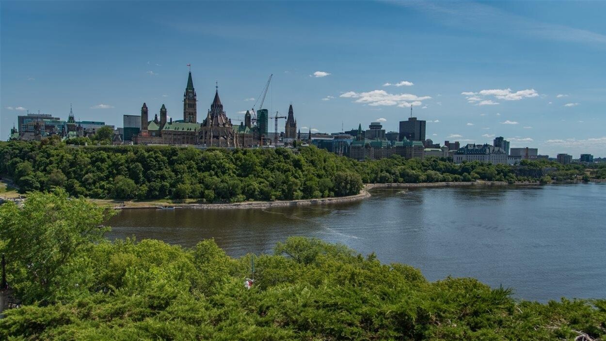 La ville d'Ottawa et la colline du Parlement vues de la rive gatinoise.