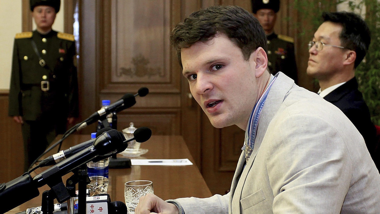 Photo d'archives datée du 29 février 2016 de l'étudiant américain Otto Warmbier lors d'une présentation à la presse à Pyongyang, en Corée du Nord. Photo d'archives datée du 29 février 2016 de l'étudiant américain Otto Warmbier lors d'une présentation à la presse à Pyongyang, en Corée du Nord.