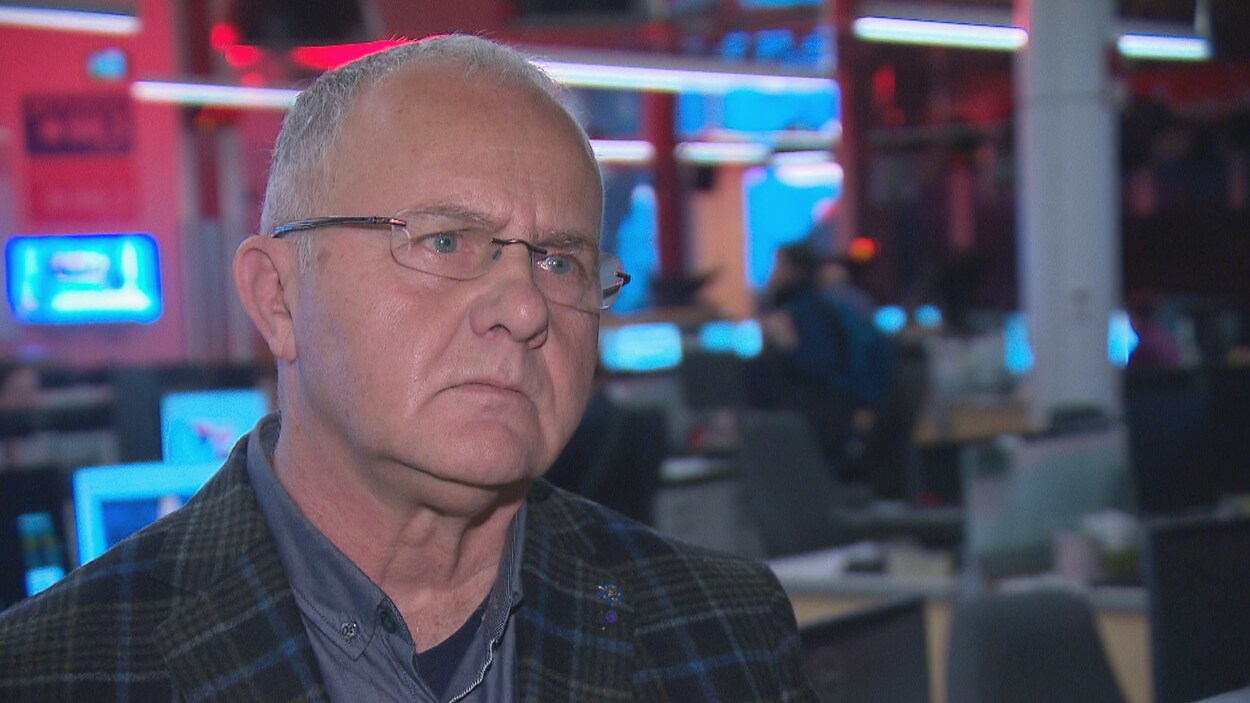 Roger Ouellette en entrevue dans un studio de Radio-Canada.