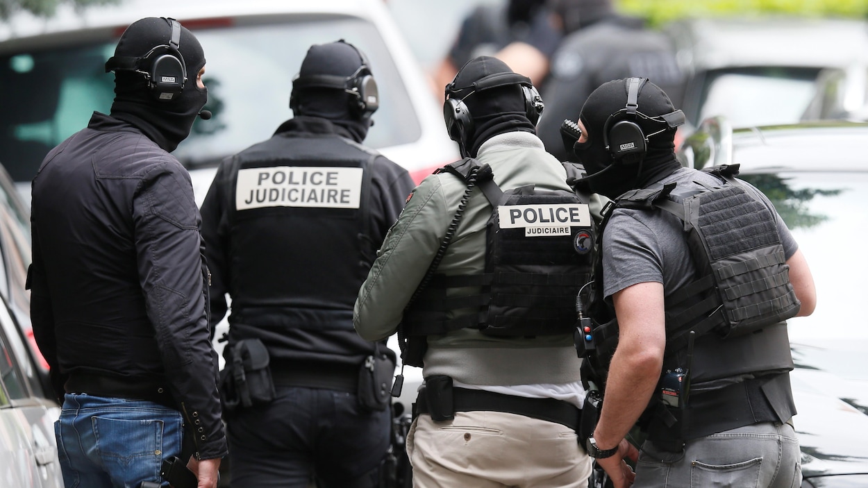 Des enquêteurs lors d'une perquisition à Oullins, près de Lyon le 27 mai 2019