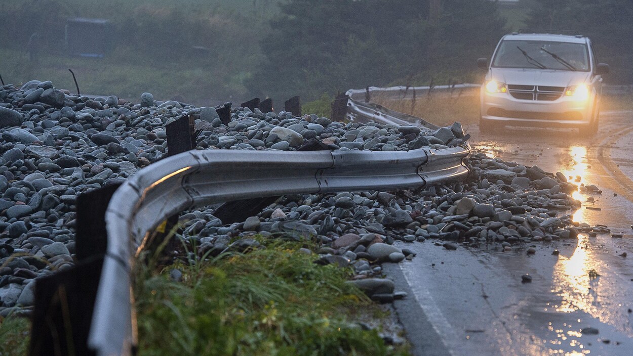 Un garde-fou poussé sur la route par les vagues.