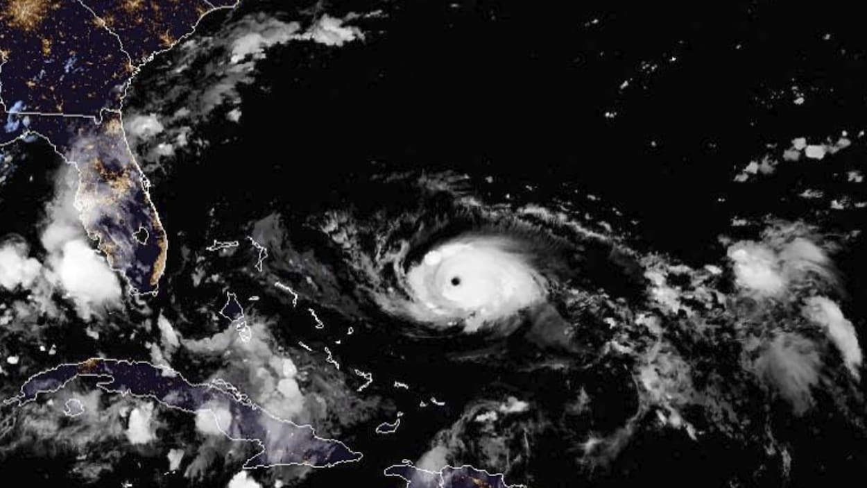Une vue satellitaire, fournie par l'Agence océanique et atmosphérique fédérale (NOAA), de l'ouragan Dorian.