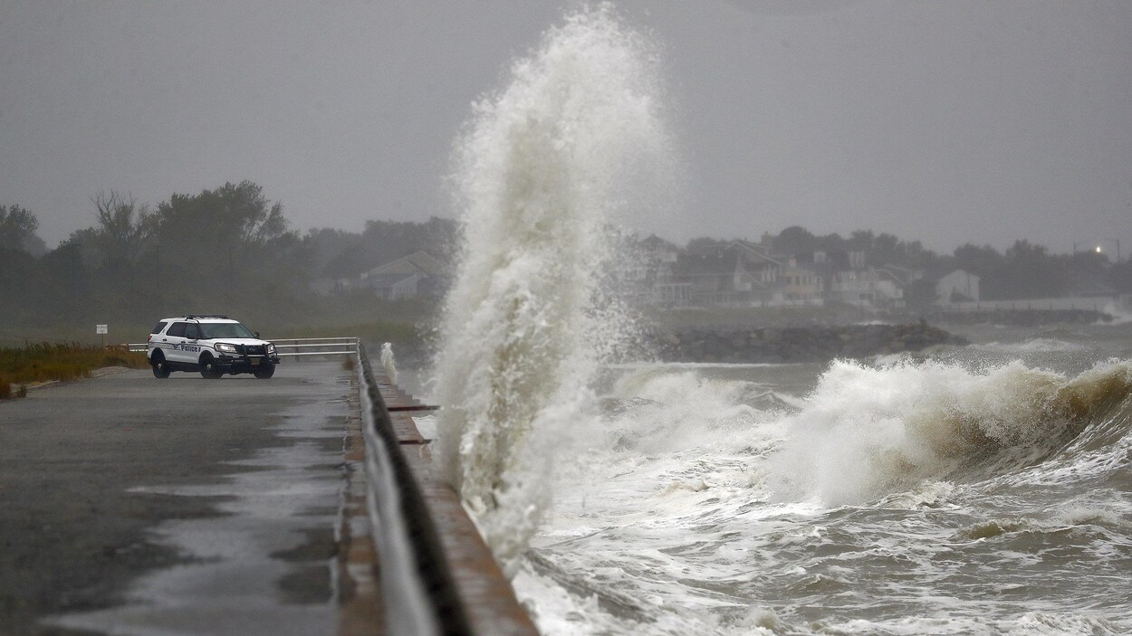 Hautes vagues frappant le rivage.