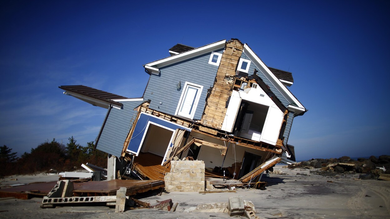 Les fortes marée de l'ouragan Sandy ont déplacé une maison de Mantoloking, au New Jersey.