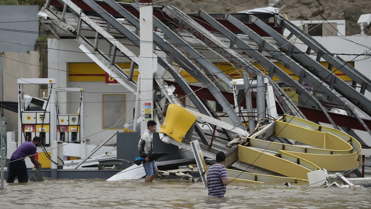 Une station d'essence de Porto Rico lourdement endommagée par l'ouragan Maria.