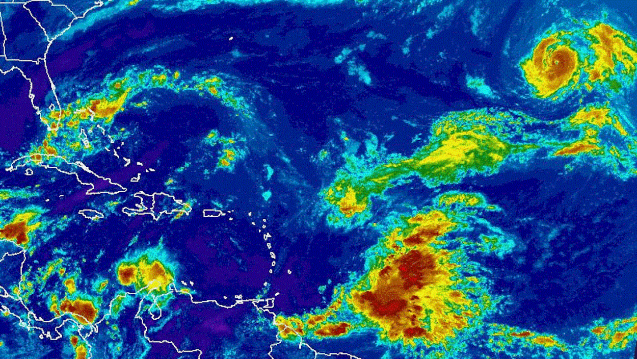 Carte satellite multicolore montrant la spirale de l'ouragan Ophelia, loin des côtes américaines.