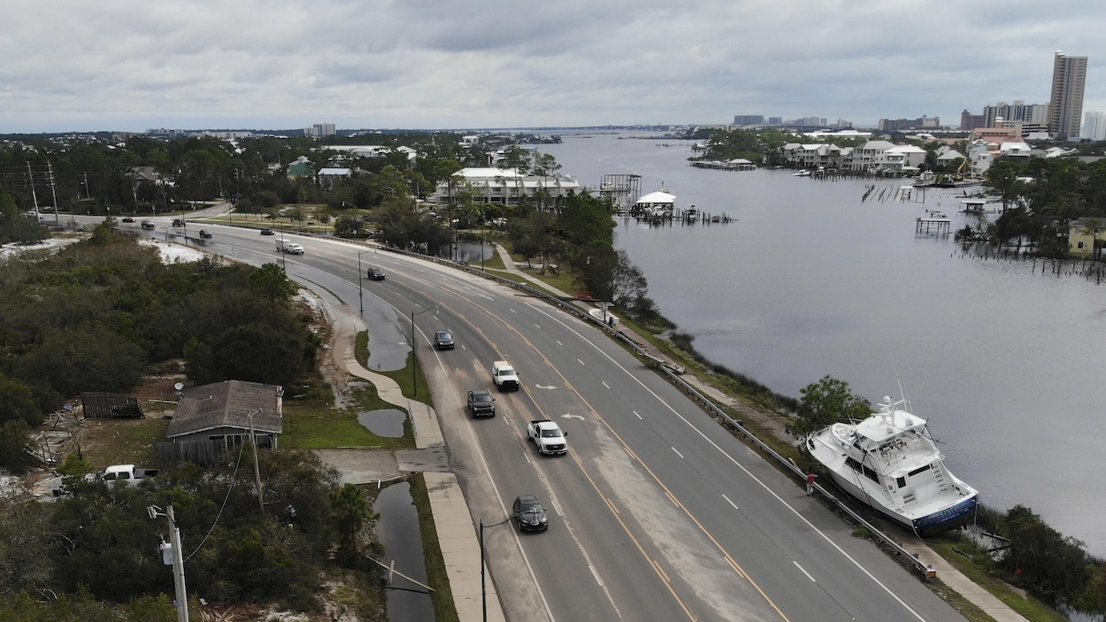 Les aménagements des deux côtés d'une rivière sont inondés.