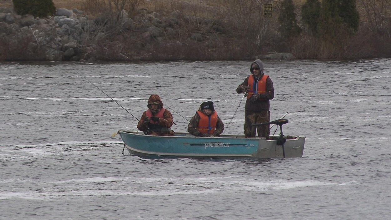 Trois pêcheurs dans une chaloupe Trois pêcheurs dans une chaloupe