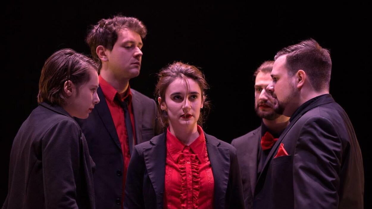 Comédiens vêtus d'un veston