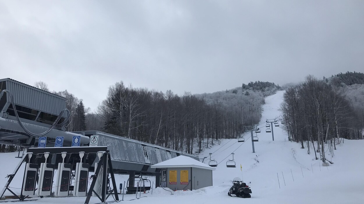 Une remontée mécanique de la station de ski Destination Owl's Head.