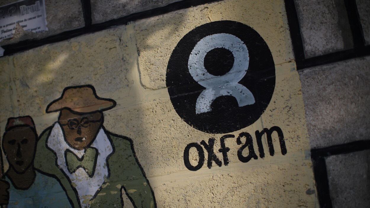 Le logo d'Oxfam sur un mur du camp Corail, en Haïti, après le séisme de 2010.