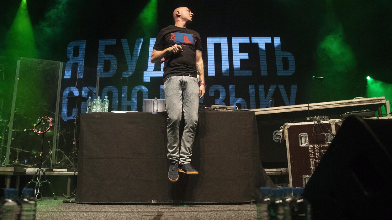 Le rappeur Oxxxymiron saute sur scène lors d'un concert organisé en appui à Husky, un rappeur condamné récemment à une peine de prison.
