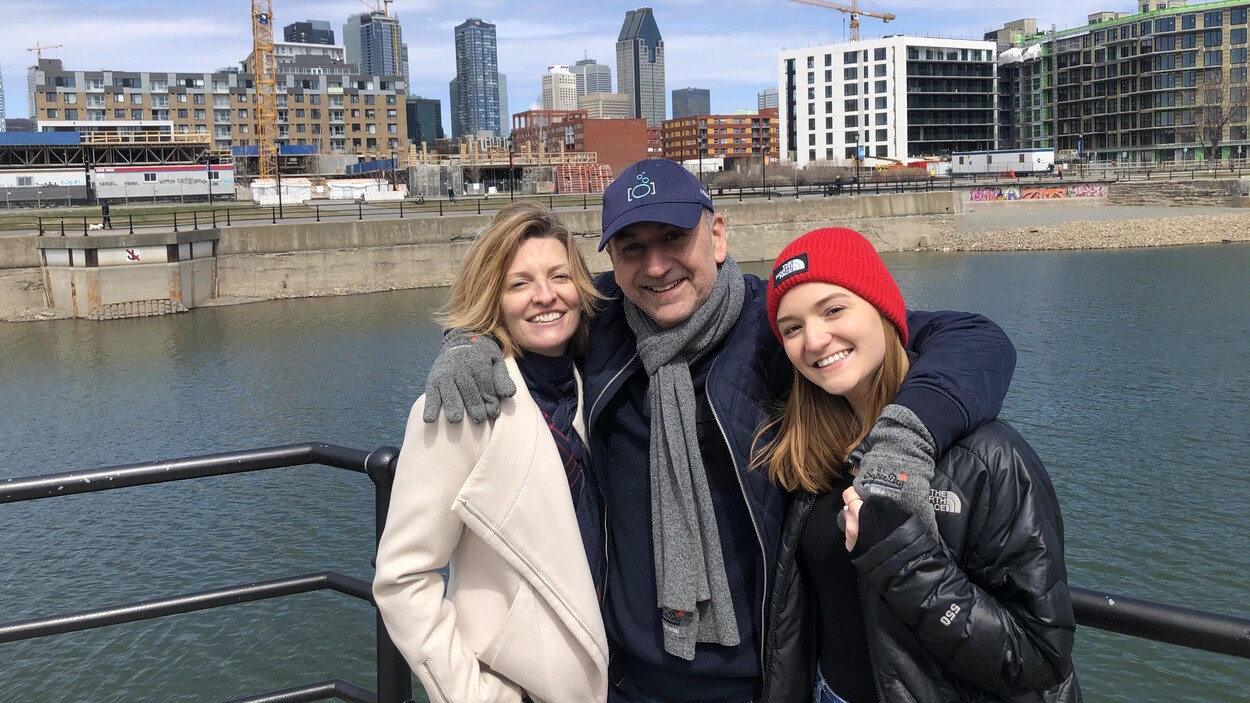 La famille s'enlace près du canal Lachine.