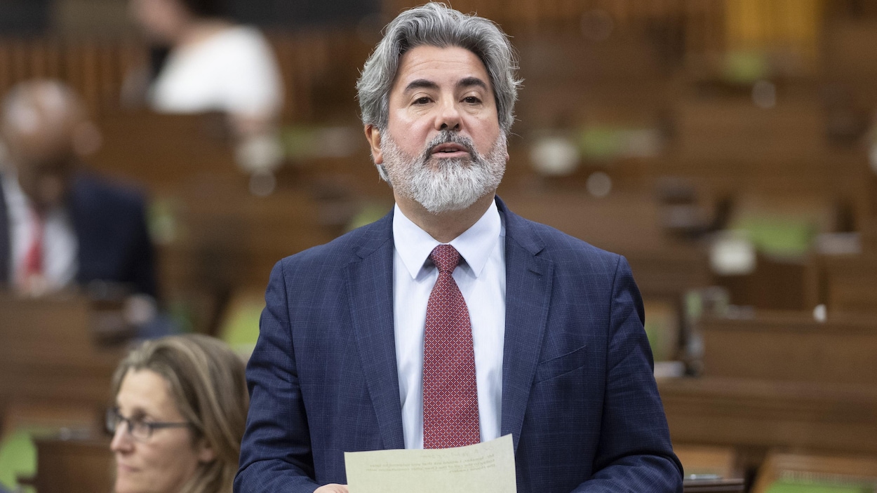 Pablo Rodriguez parle debout aux Communes.