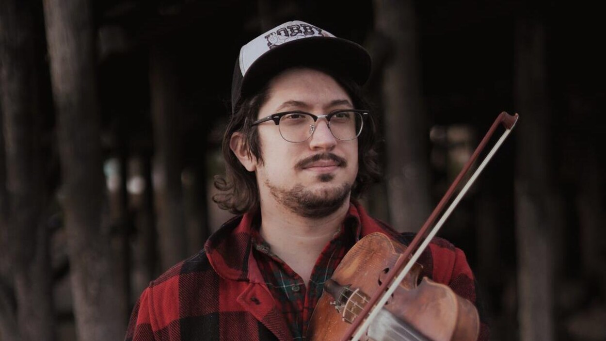 Le musicien Jeremy Pahl et son violon.