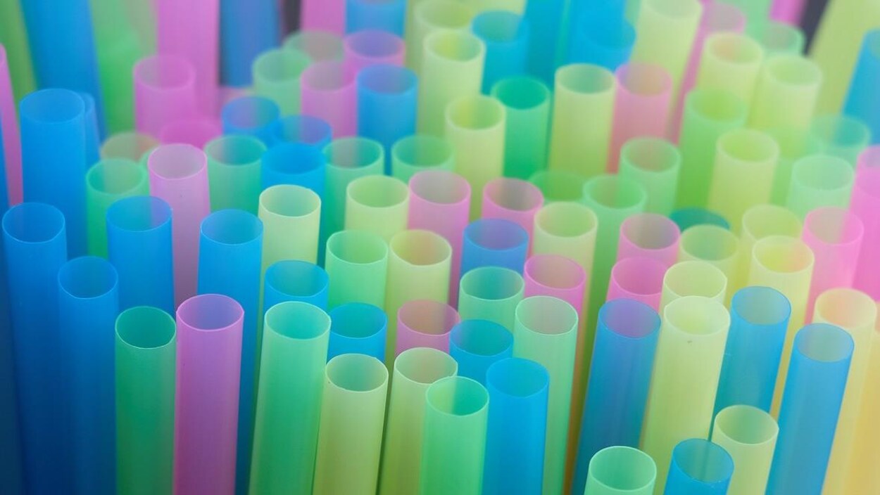 Des pailles en plastique multicolores.