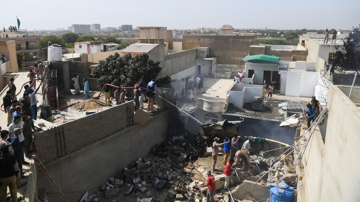 Un avion s'écrase dans un quartier résidentiel au Pakistan | Radio ...