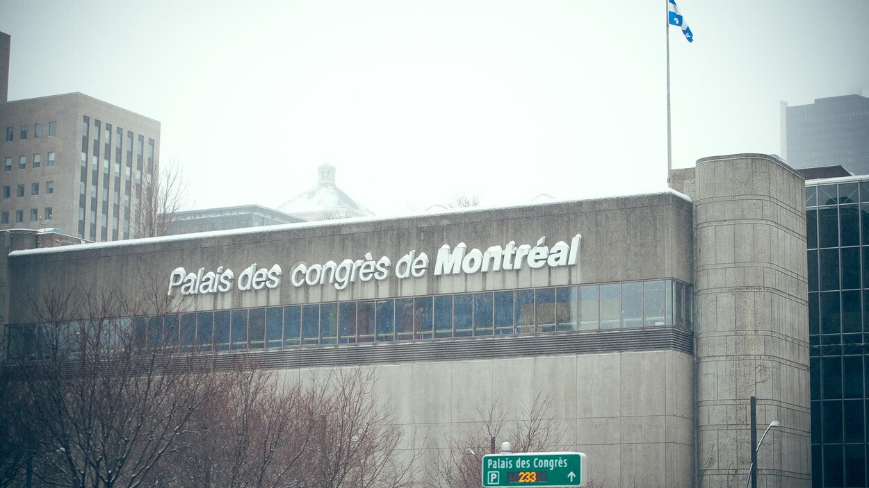 Une fine neige tombe sur le Palais des congrès de Montréal, au centre-ville.