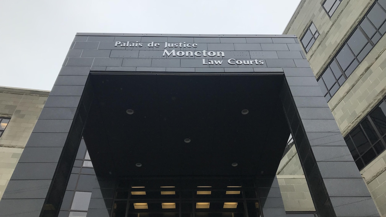 Une photo de l'entrée du palais de justice de Moncton.