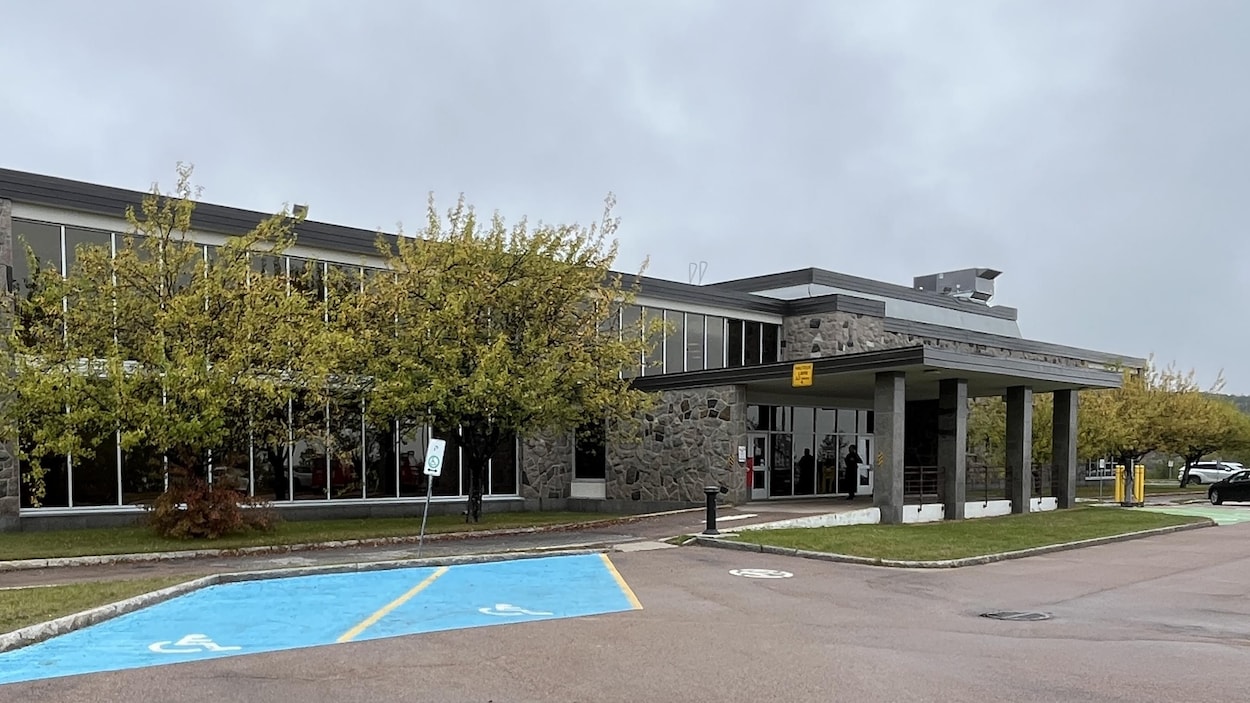 Meurtre à Pointe-aux-Outardes : ambiance chargée au palais de justice de Baie-Comeau