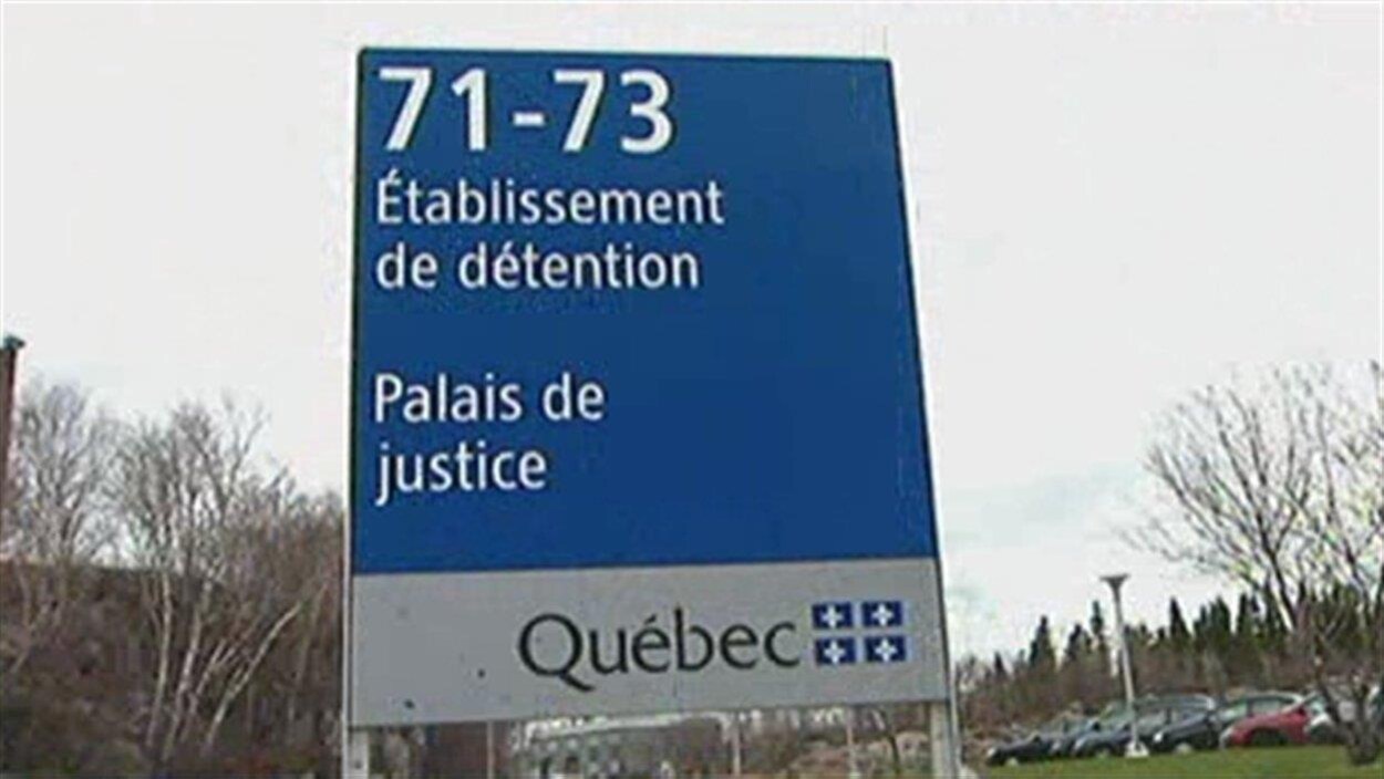Une pancarte sur laquelle on peut lire: Établissement de détention et Palais de justice Une pancarte sur laquelle on peut lire: Établissement de détention et Palais de justice