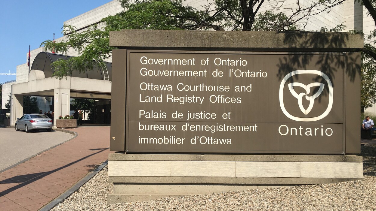 Sur une affiche, on peut lire : « Gouvernement de l'Ontario, Palais de justice et bureaux d'enregistrement immobilier d'Ottawa ». (Archives)
