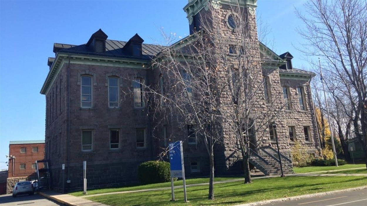 Le palais de justice de Roberval se dresse sous un ciel bleu.