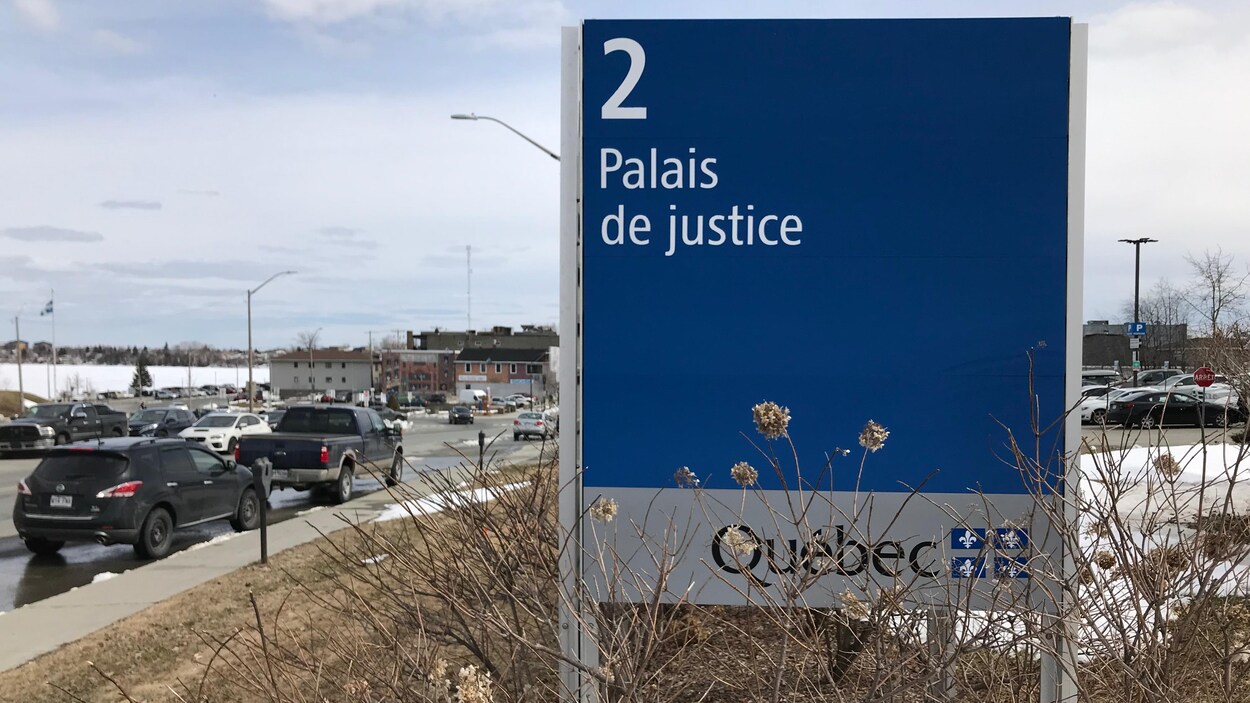 Une affiche du gouvernement du Québec indique «Palais de justice».