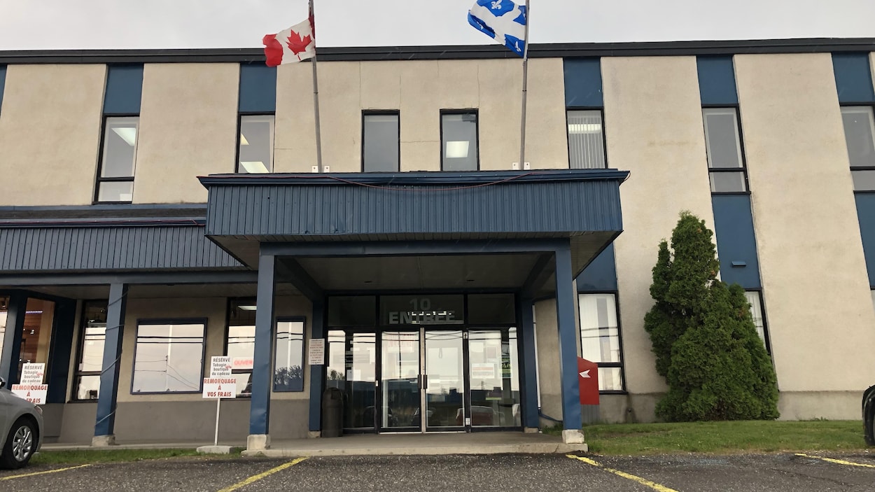 L'entrée du palais de justice de Sainte-Anne-des-Monts.