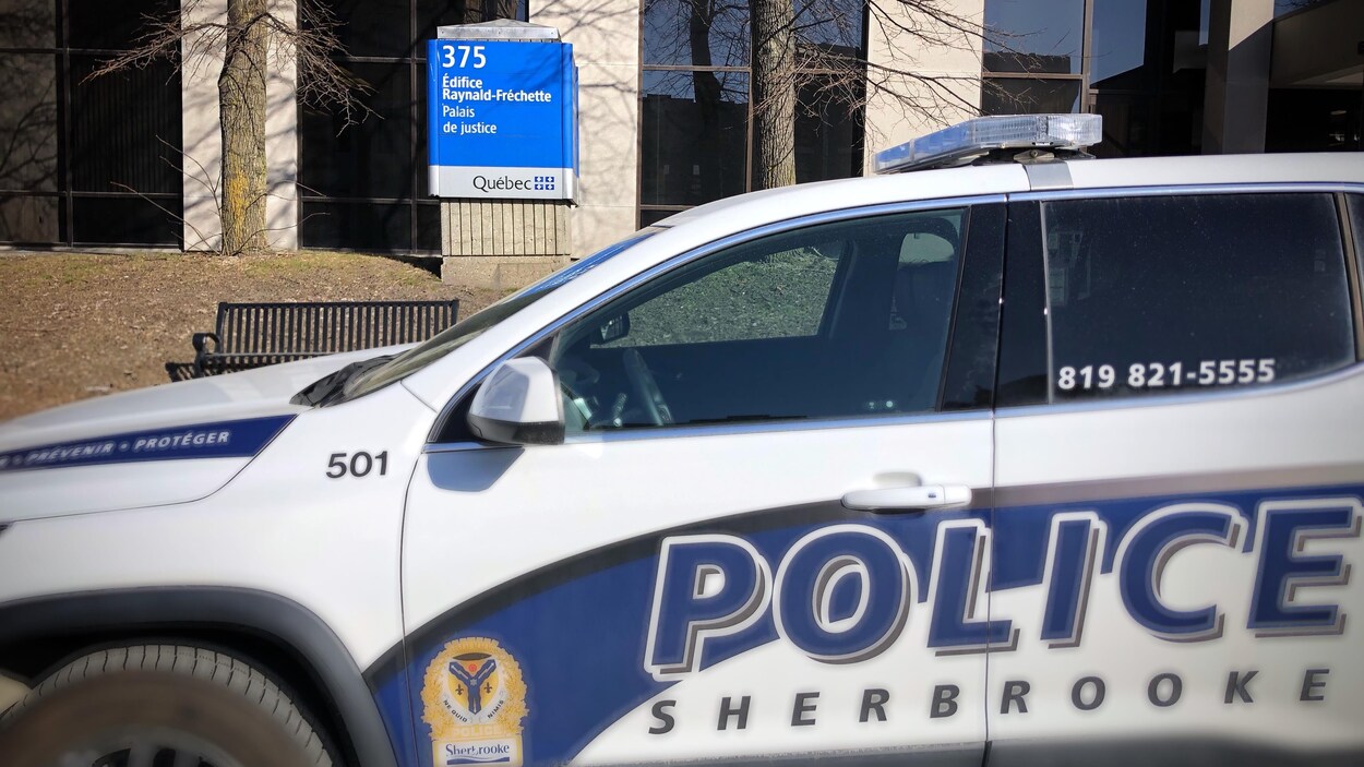 Une voiture du Service de police de Sherbrooke devant le palais de justice de Sherbrooke.