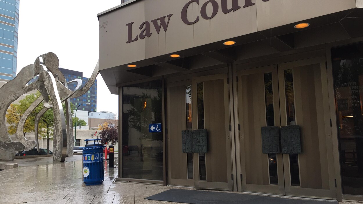 Le palais de justice de Winnipeg, dans la pluie.