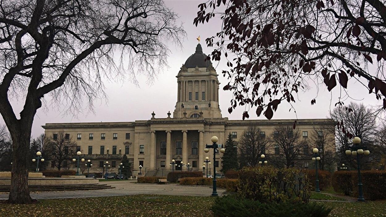 La vue devant le palais législatif du Manitoba, à Winnipeg.
