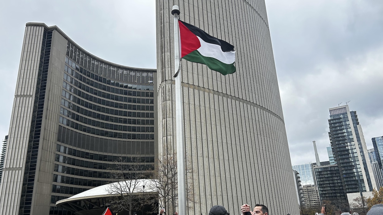 Toronto abandonne le lever de drapeaux étrangers