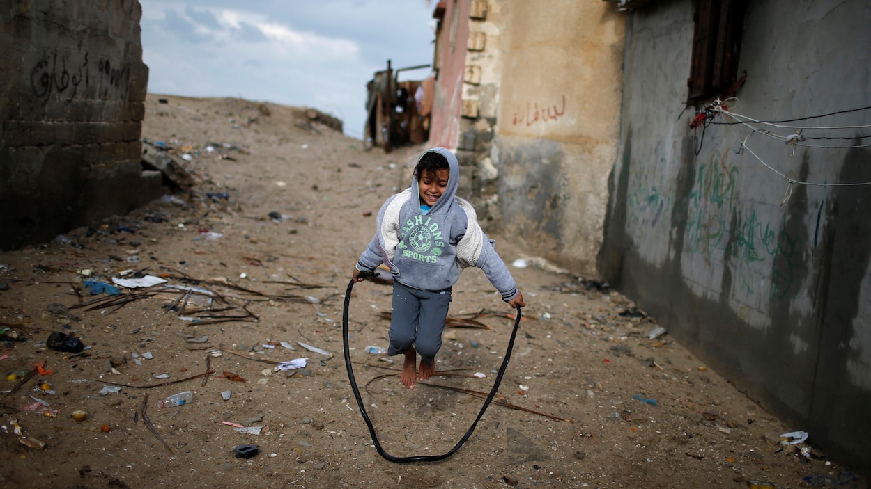 Une Palestinienne joue devant la maison de sa famille dans le camp de réfugiés d'Al-Shati, à Gaza. Une Palestinienne joue devant la maison de sa famille dans le camp de réfugiés d'Al-Shati, à Gaza.