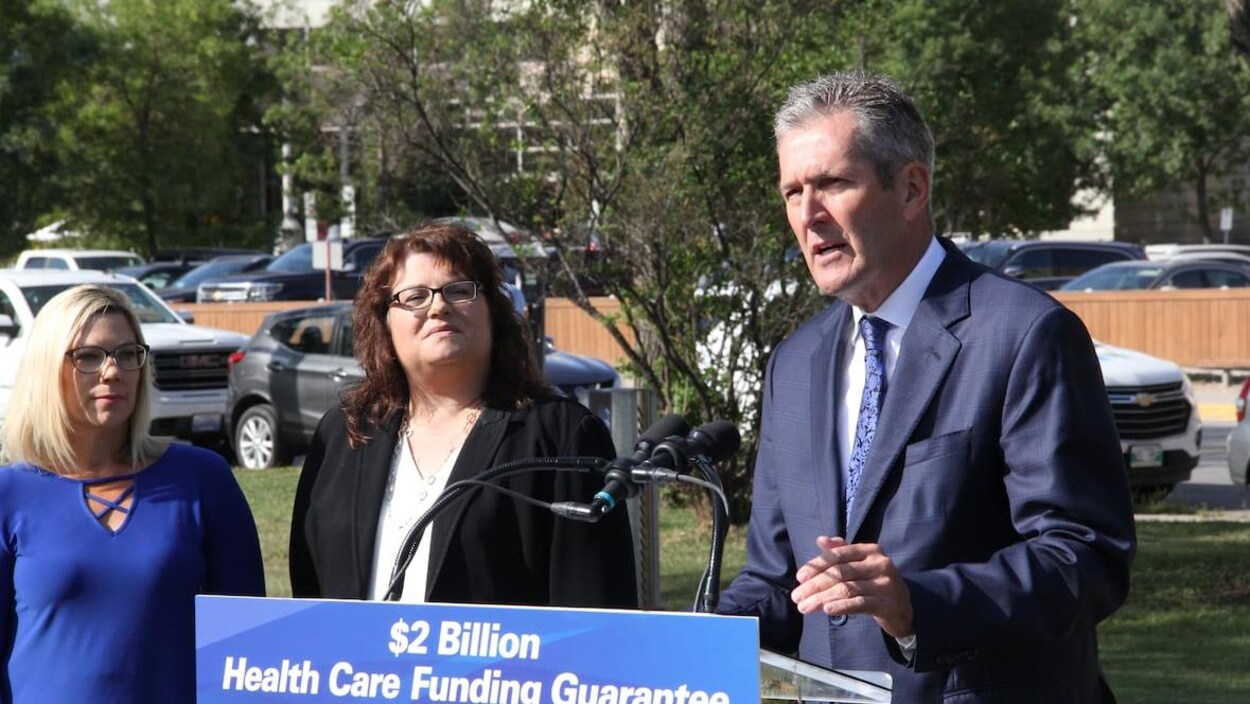 Brian Pallister s'exprimant à un point de presse.