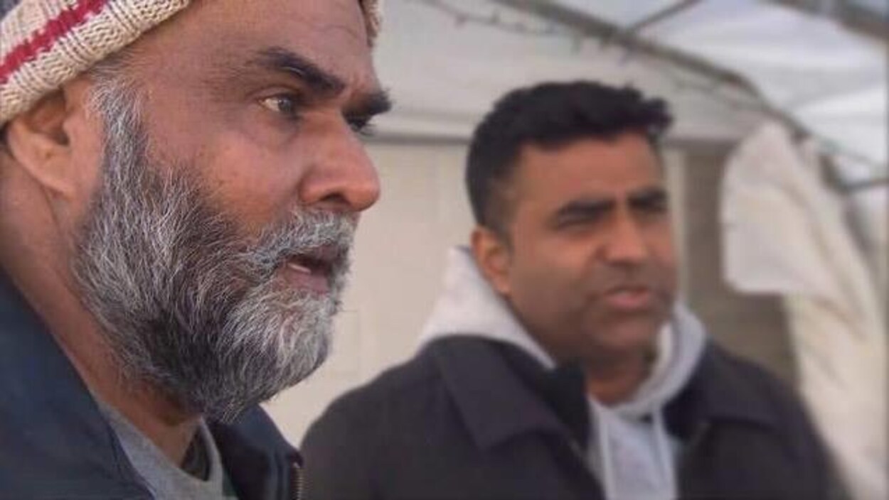Deux hommes d'origine indienne en entrevue.