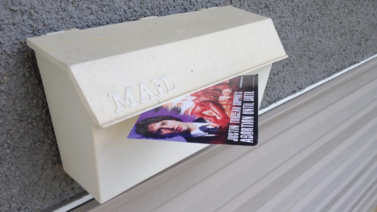 Une boite aux lettres avec un pamphlet