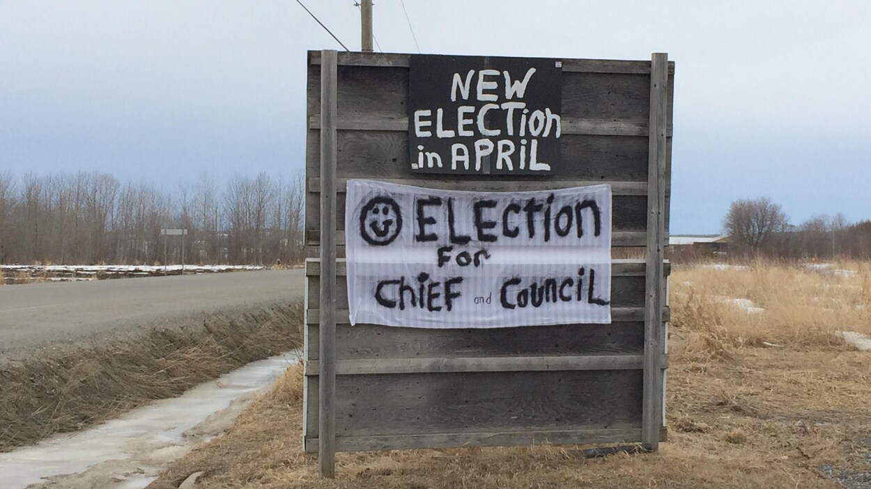 Une affiche indiquant «New election in april, Election for chief and council». Une affiche indiquant «New election in april, Election for chief and council».