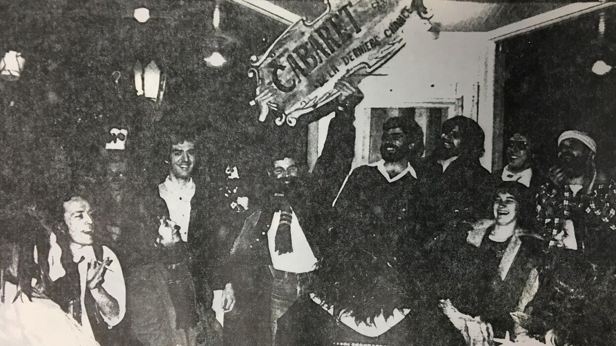 1982 : accrochage de l'enseigne du Cabaret de la dernière chance qui trône toujours au dessus de la porte de l'établissement 1982 : accrochage de l'enseigne du Cabaret de la dernière chance qui trône toujours au dessus de la porte de l'établissement