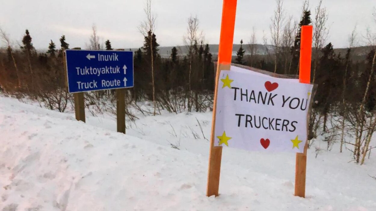 Des pancartes « Merci aux camionneurs » installées le long de la route Dempster par des résidents d'Inuvik.