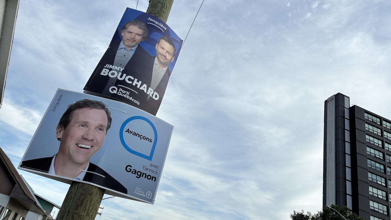 Les poteaux débordent d'affiches dans Chicoutimi–Le Fjord